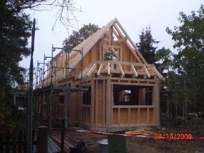 Holzhaus im Bau mit sichtbarer Holzkonstruktion