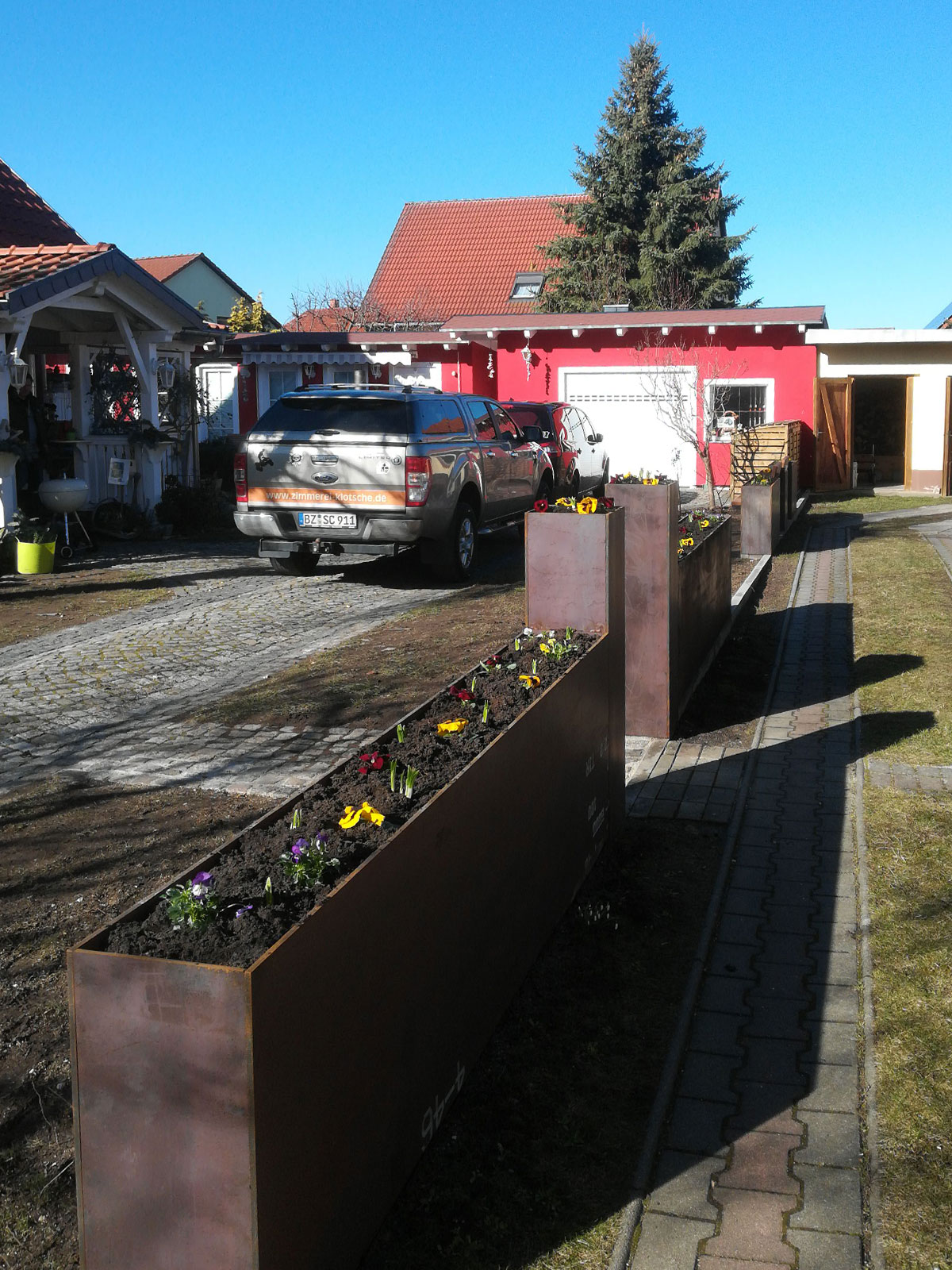 Hochbeet aus Holz im Garten